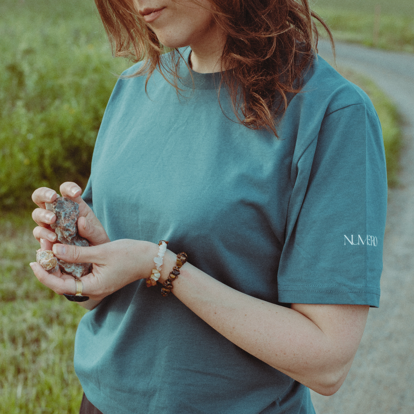 Vastuullisesti tuotettu numerologinen paita tekstillä: "soul math, divine path"