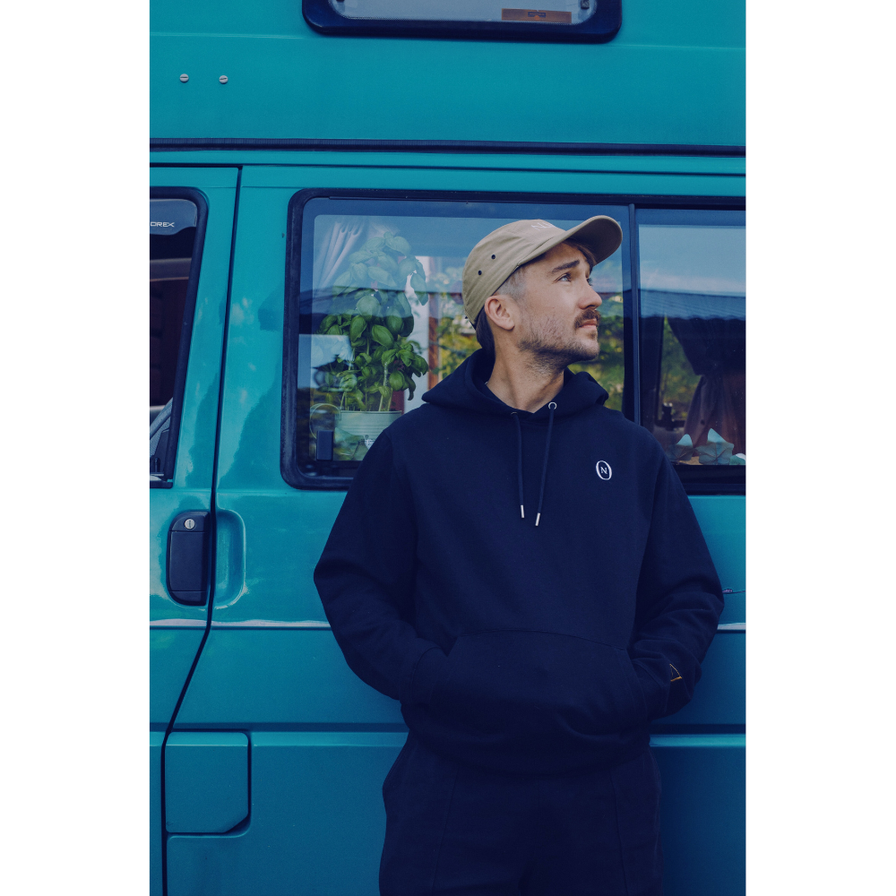 Numeroclothing huppari omalla numerolla. Vastuulliset luomupuuvillavaatteet. Kuva: Silja Aalto photography